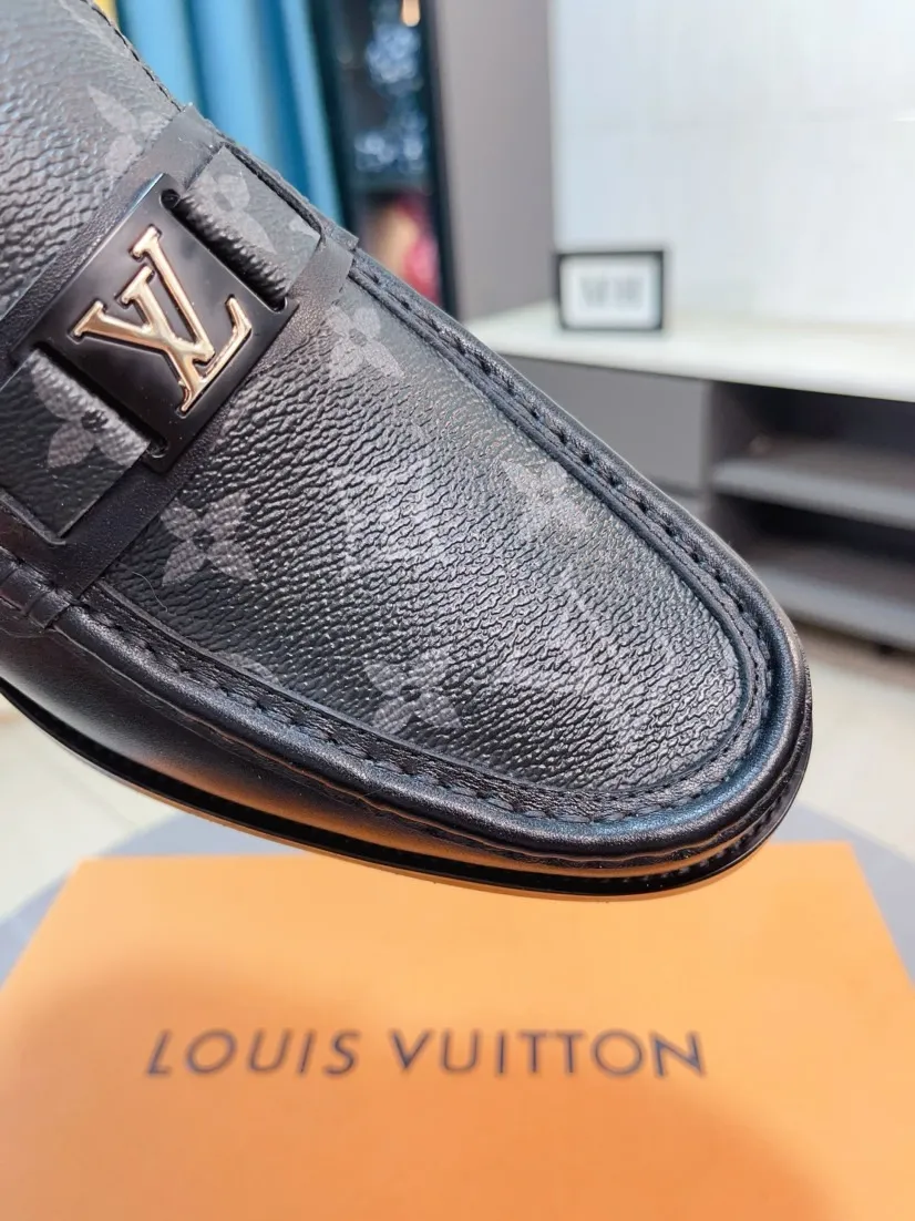 Men's Men's Shoes 💰458🌹🌹Niuli [LV] Louis Vuitton's new open-edge pigskin shoes are the most popular classic. Synchronized with the official website, the upper adopts Italian imported upper embossing➕comfortable cowhide lining, fashionable atmosphere, unique brand and unique craftsmanship. Highlighting the hot style of the new year. Stop hesitating, stop wandering, get it now. Code number: 38--44